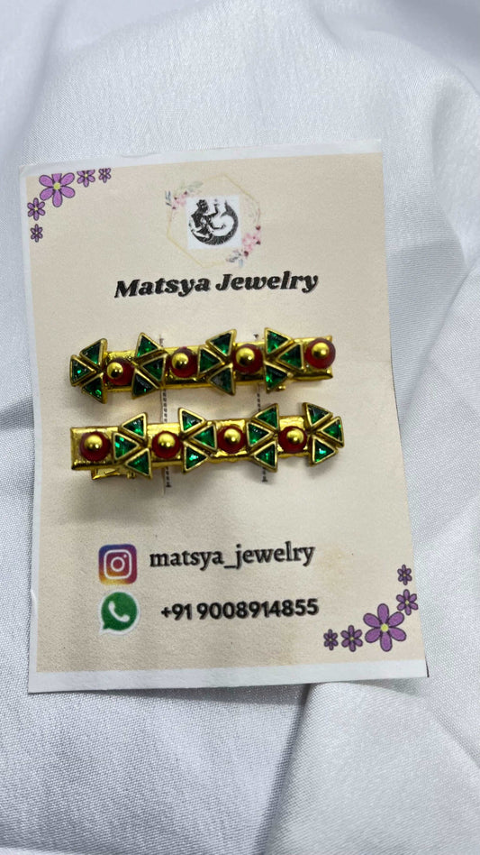 Red n green alligator clip - MATSYA BOUTIQUE