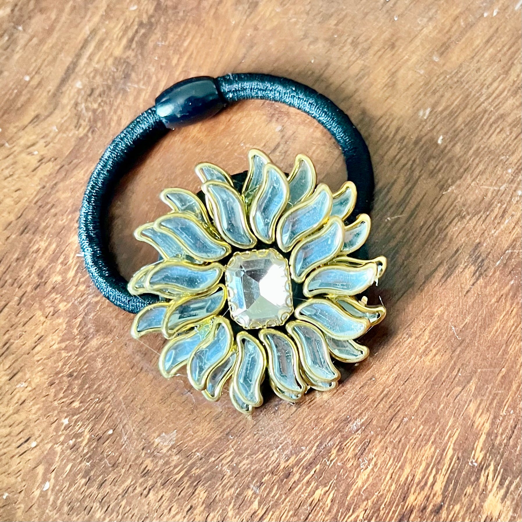 floral hairband, kundan hair tie, designer hair accessory, ethnic hairband, handmade hair tie, festive hair accessory, hairband with stones, stylish hair elastic, golden flower hairband, traditional hair accessory, bridal hair tie, kundan jewelry hairband, Indian hair accessory, elegant hairband for women, trendy hair accessory