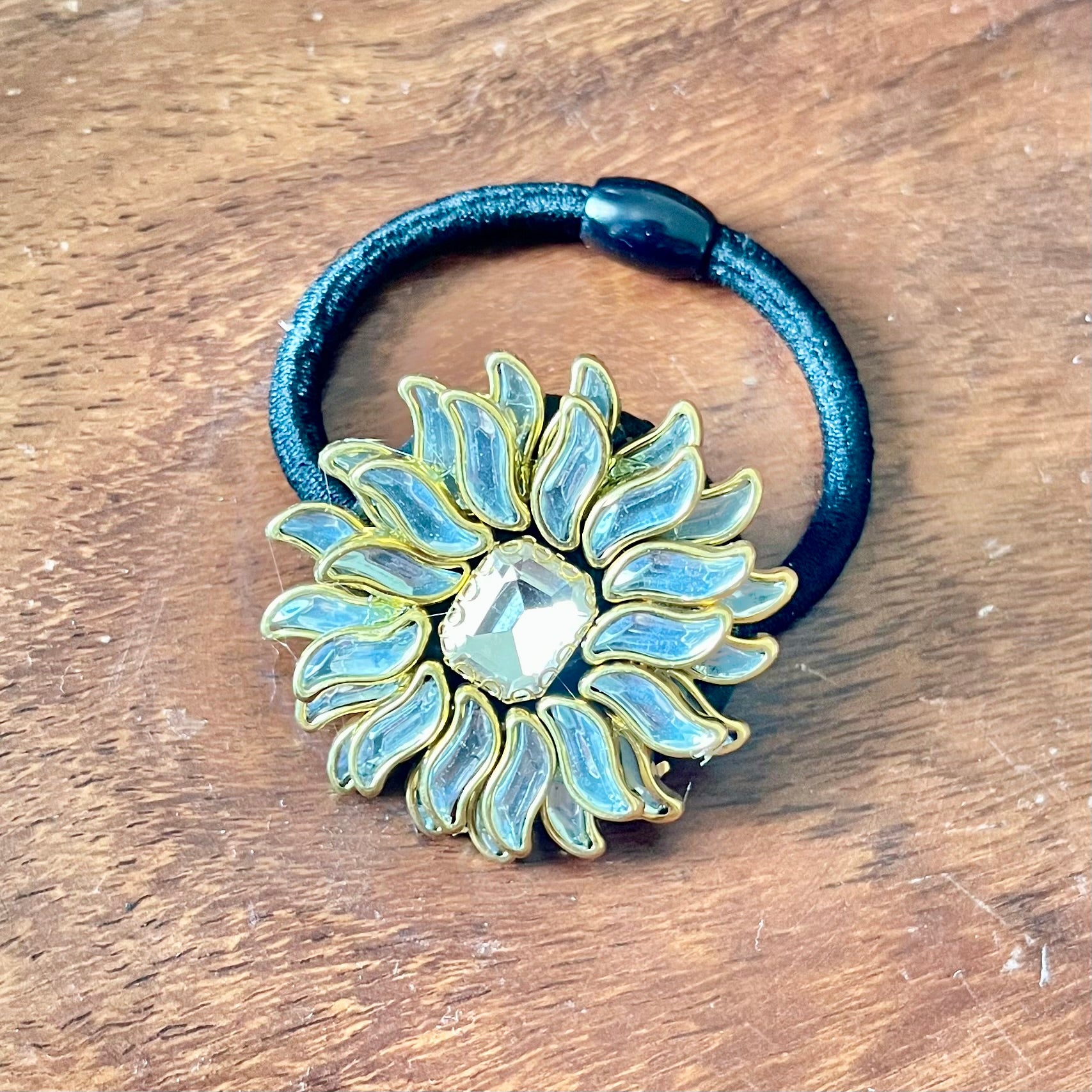 floral hairband, kundan hair tie, designer hair accessory, ethnic hairband, handmade hair tie, festive hair accessory, hairband with stones, stylish hair elastic, golden flower hairband, traditional hair accessory, bridal hair tie, kundan jewelry hairband, Indian hair accessory, elegant hairband for women, trendy hair accessory