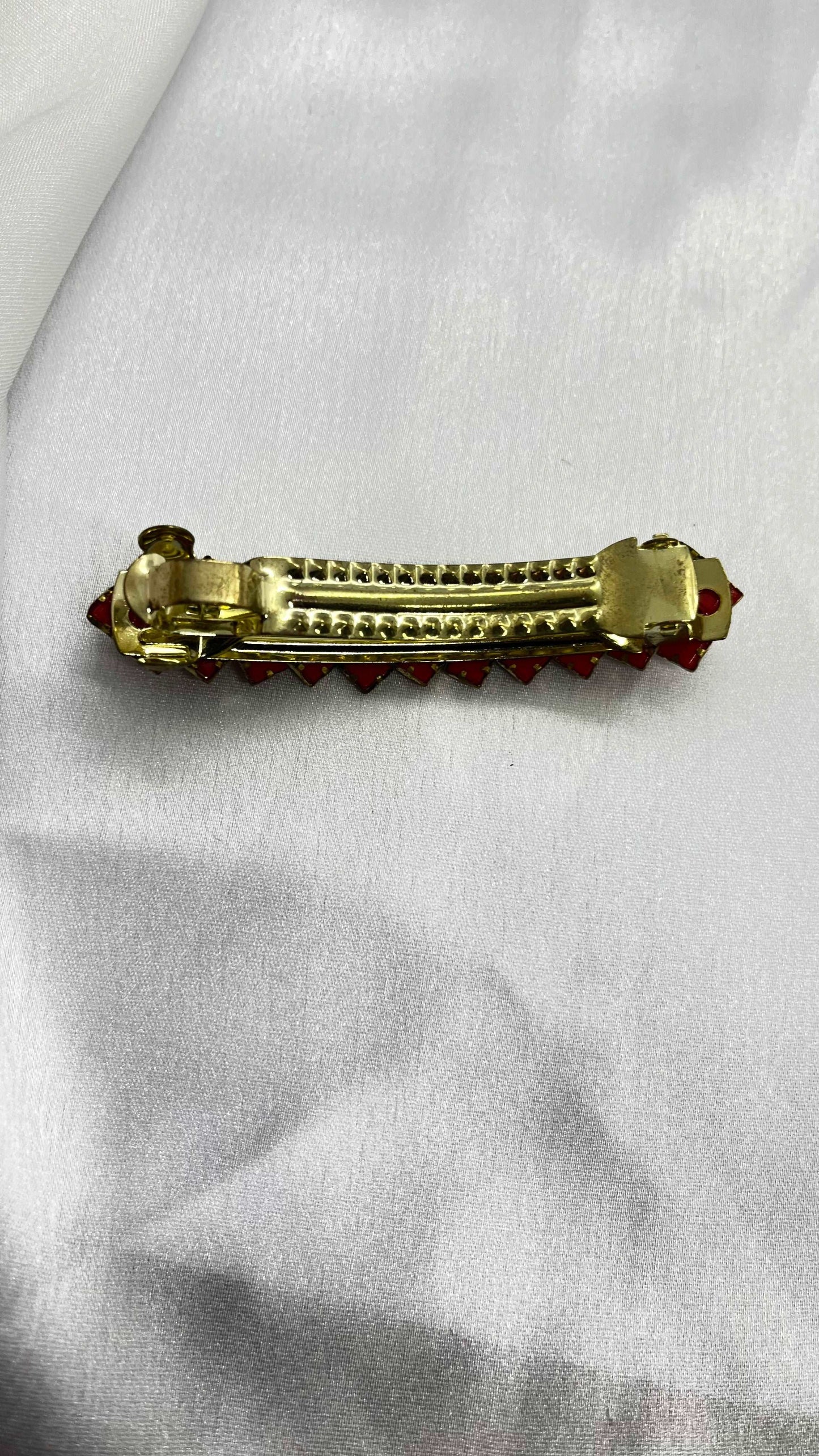 Red and Green Matte Finish Center Clip - MATSYA BOUTIQUE