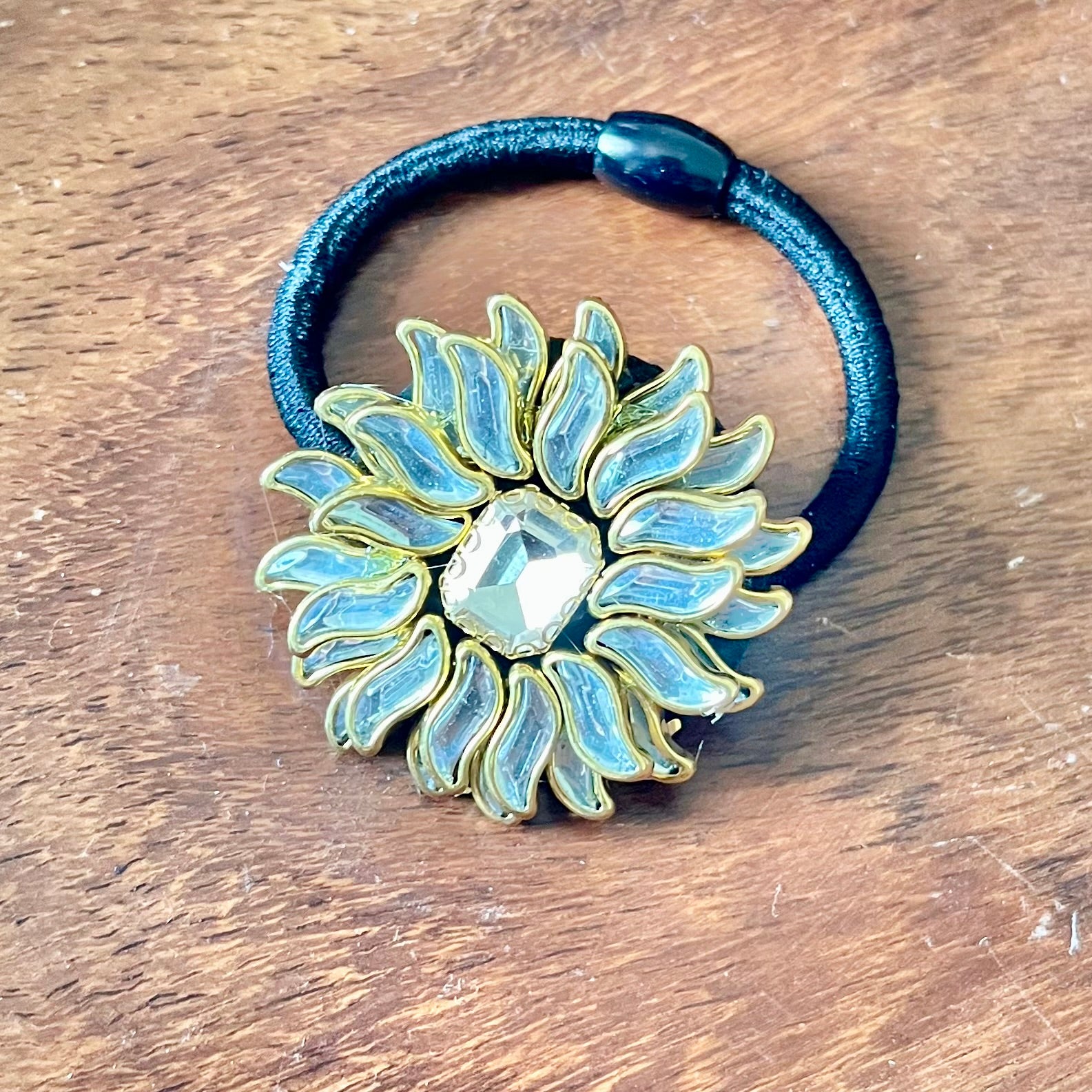 floral hairband, kundan hair tie, designer hair accessory, ethnic hairband, handmade hair tie, festive hair accessory, hairband with stones, stylish hair elastic, golden flower hairband, traditional hair accessory, bridal hair tie, kundan jewelry hairband, Indian hair accessory, elegant hairband for women, trendy hair accessory