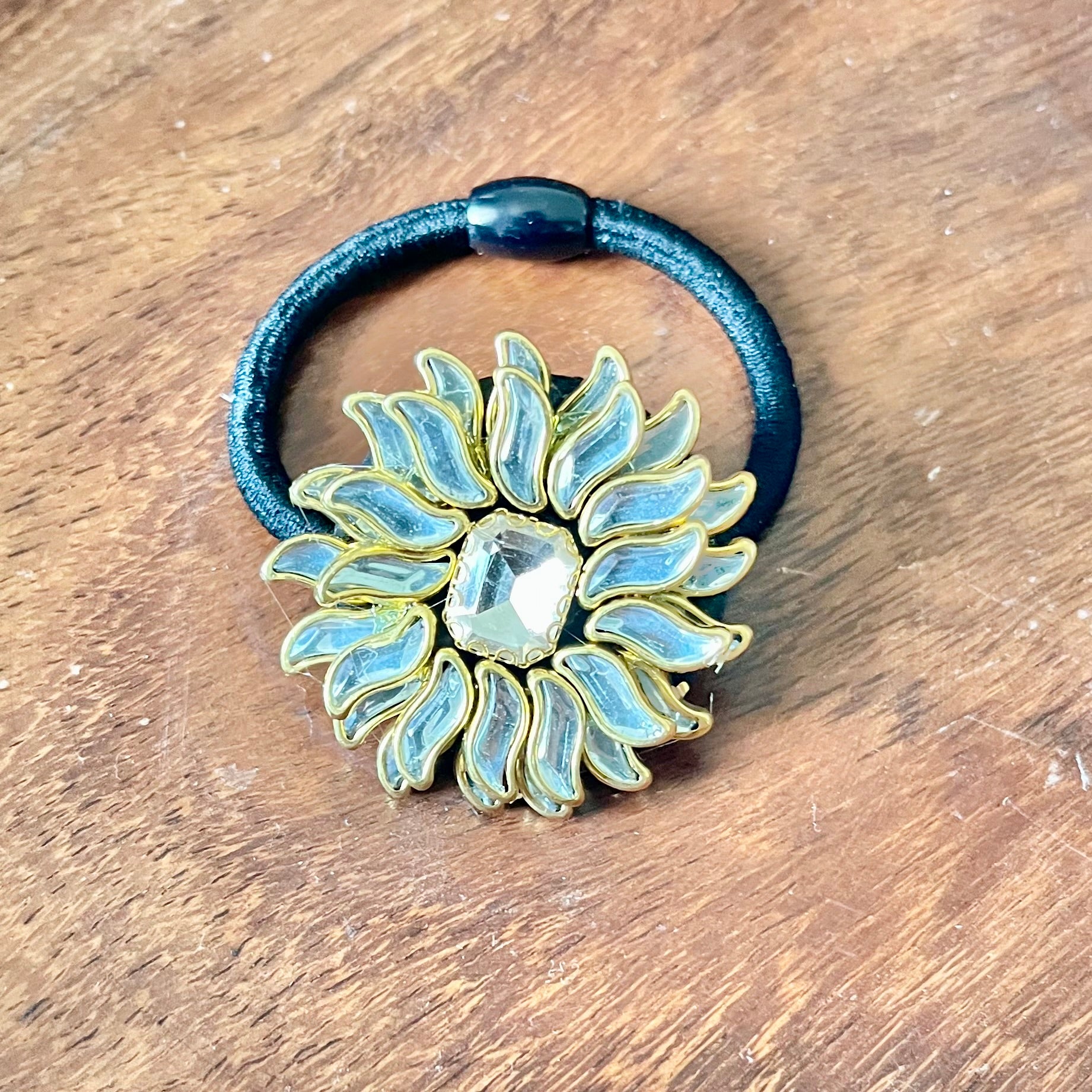 floral hairband, kundan hair tie, designer hair accessory, ethnic hairband, handmade hair tie, festive hair accessory, hairband with stones, stylish hair elastic, golden flower hairband, traditional hair accessory, bridal hair tie, kundan jewelry hairband, Indian hair accessory, elegant hairband for women, trendy hair accessory