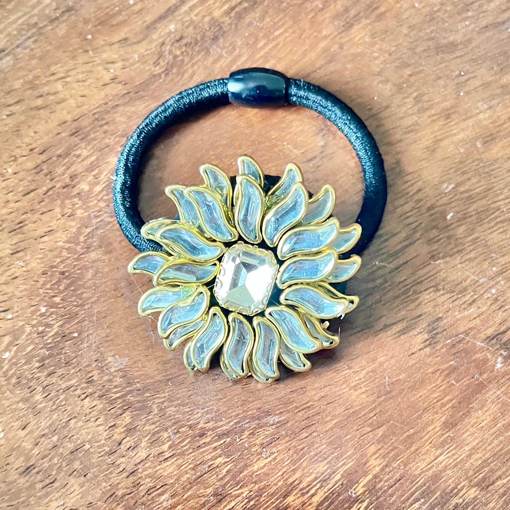floral hairband, kundan hair tie, designer hair accessory, ethnic hairband, handmade hair tie, festive hair accessory, hairband with stones, stylish hair elastic, golden flower hairband, traditional hair accessory, bridal hair tie, kundan jewelry hairband, Indian hair accessory, elegant hairband for women, trendy hair accessory